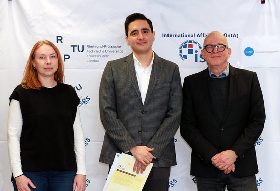 Der DAAD-Preisträger Farbod Mohseni (Bildmitte) mit Professorin Dr. Suzana Storchová und Dr. Stefan Löhrke, Vizepräsident für Lehre an der RPTU in Kaiserslautern, der den Preis im Rahmen einer Feierstunde überreicht hatte. Foto: RPTU/Koziel
