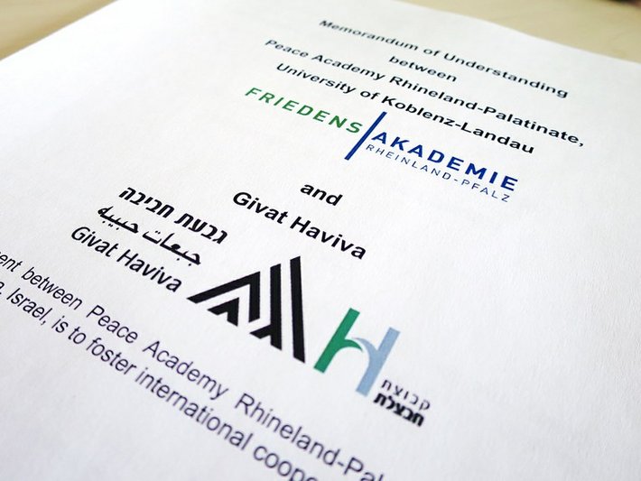 Titelseite des Memorandum of Understanding between Peace Academie Rhineland-Palpatine, University of Koblenz Landau and Givat Haviva