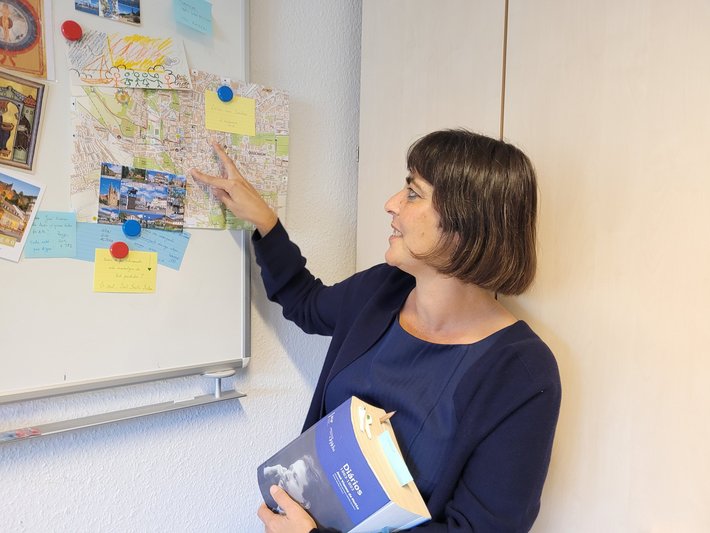 Spurensucherin dank Stipendium: Die portugiesische Gastprofessorin Ana Paz spürt von Landau aus dem Leben des portugiesischen revolutionären Pädagogen José Vianna da Motta nach. Foto: Miriam Tsolakidis