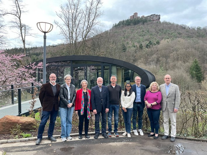 Die 7-köpfige FMU-Delegation vor dem "Oval Office am Trifels", einem Tagungsraum am Fuß der geschichtsträchtigen Burg, zusammen mit RPTU-Co-Präsidentin Prof. Dr. Gabriele E. Schaumann (3.v.l.) und Dr. Christian Dorsch (3.v.r.). Foto: RPTU/Dorsch