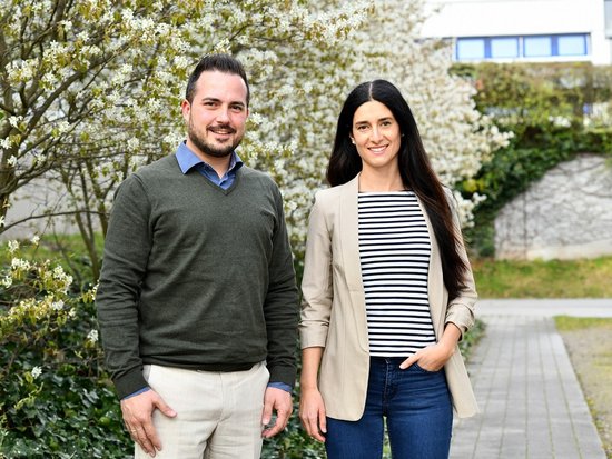 Juniorprofessor Dr. Johann-Nikolaus Seibert und Juniorprofessorin Dr. Susanne Wißhak gemeinsam an der RPTU in Landau. Foto: RPTU/Hiller